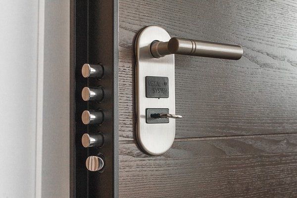 Porte bloquée : les astuces pour déverrouiller et entrée dans sa chambre