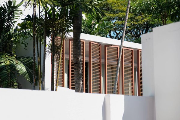 Élégance moderne : Transformez votre maison avec un garde-corps en verre sur mesure