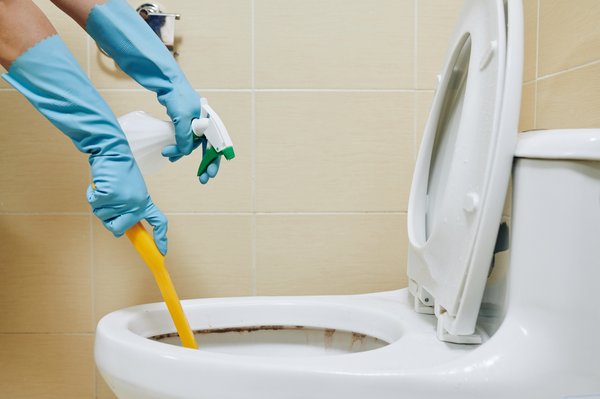 5 astuces pour des toilettes éclatantes grâce à un détartrant